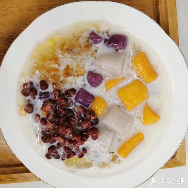 芋圆红豆牛奶桃胶图片