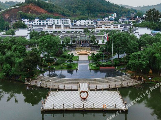在哪,在哪里,在哪儿):赣州市安远县三百山东江源温泉旅游度假区热泉河