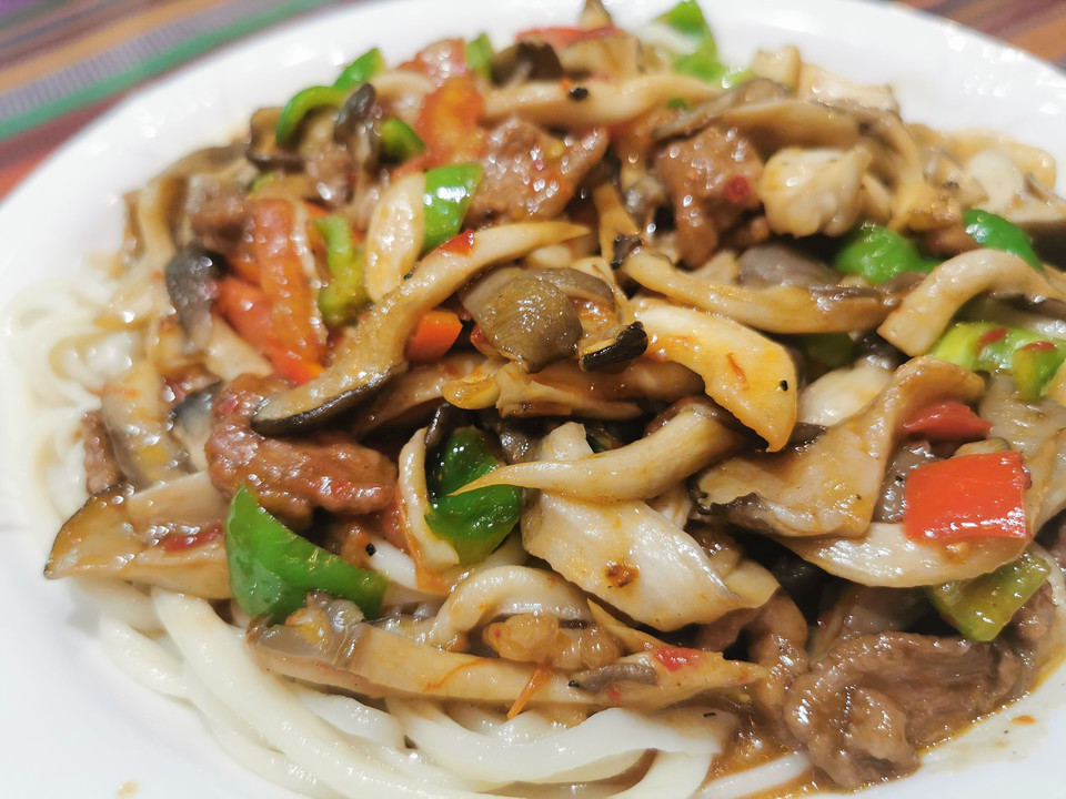 新疆蘑菇肉拌面图片图片