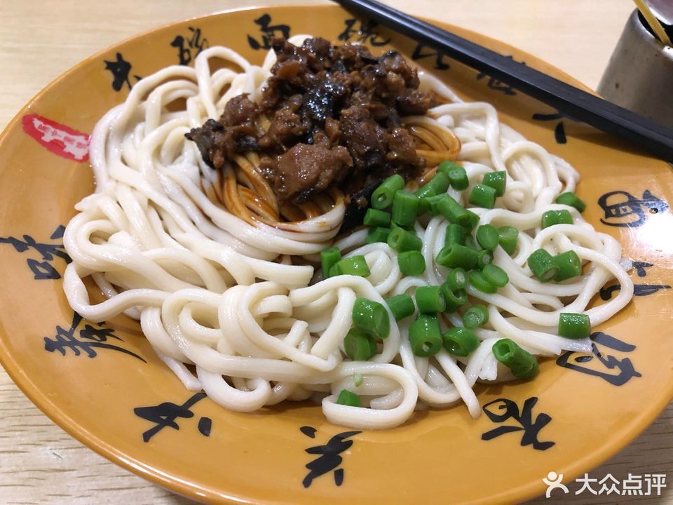 香菇鸡丁老碗面图片