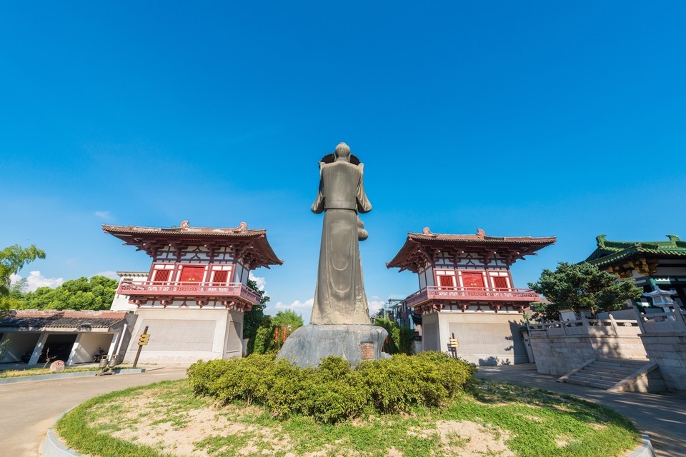 唐城位于无锡市滨湖区大浮山央视无锡影视中心内推荐菜:分类:风景名胜