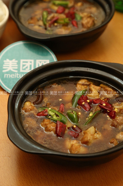 推荐菜:杨铭宇黄焖鸡米饭位于抚顺市新抚区民主路中房一楼百乐门西10