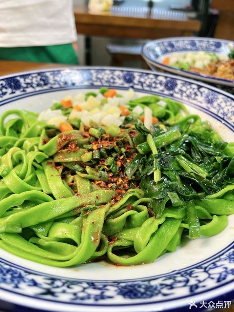 油泼菠菜面图片