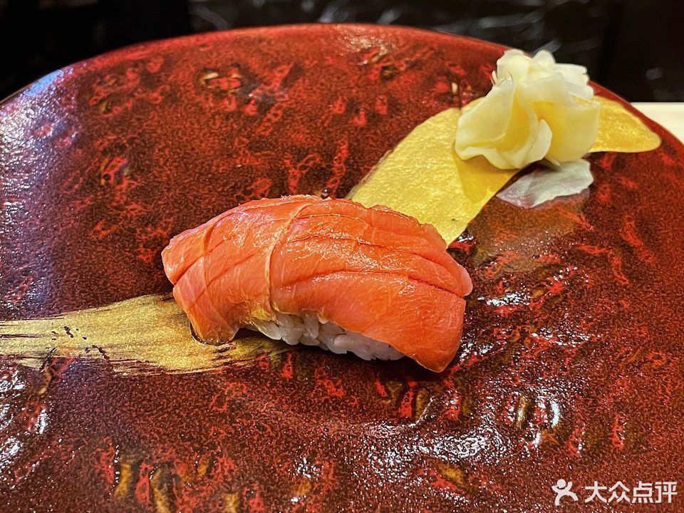 蓝鳍金枪鱼中腹手握图片