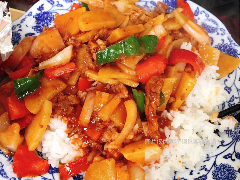 土豆烧牛肉盖浇饭图片