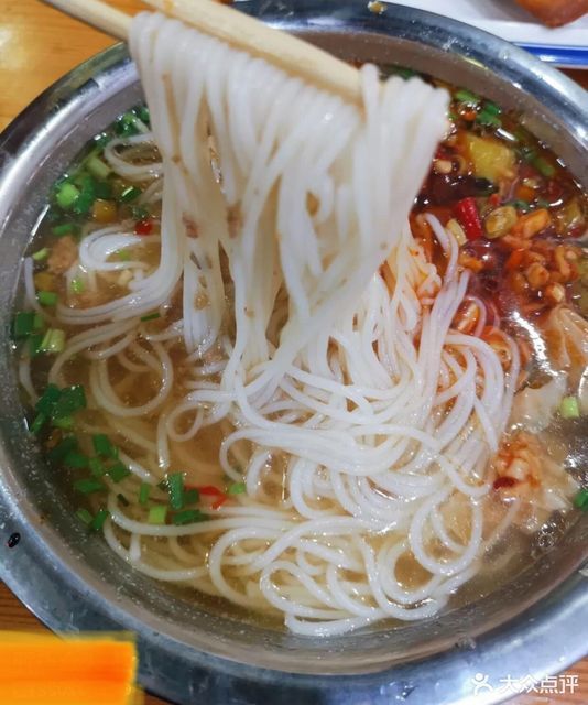 推荐菜:方记鲜汤粉(石坳店)位于衡阳市蒸湘区西合路实味菜馆旁