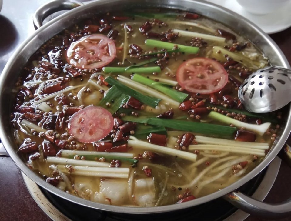 富源酸菜猪脚火锅宾川店