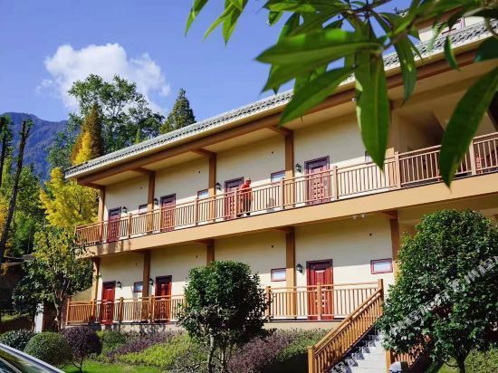 在哪里,在哪儿):成都市都江堰市玉堂镇龙凤社8组赵公山张家小院民宿