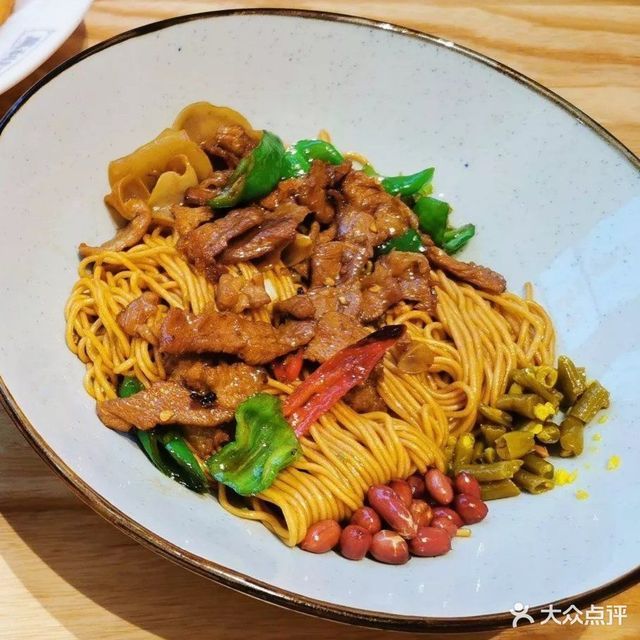 招牌辣椒炒肉干挑面图片