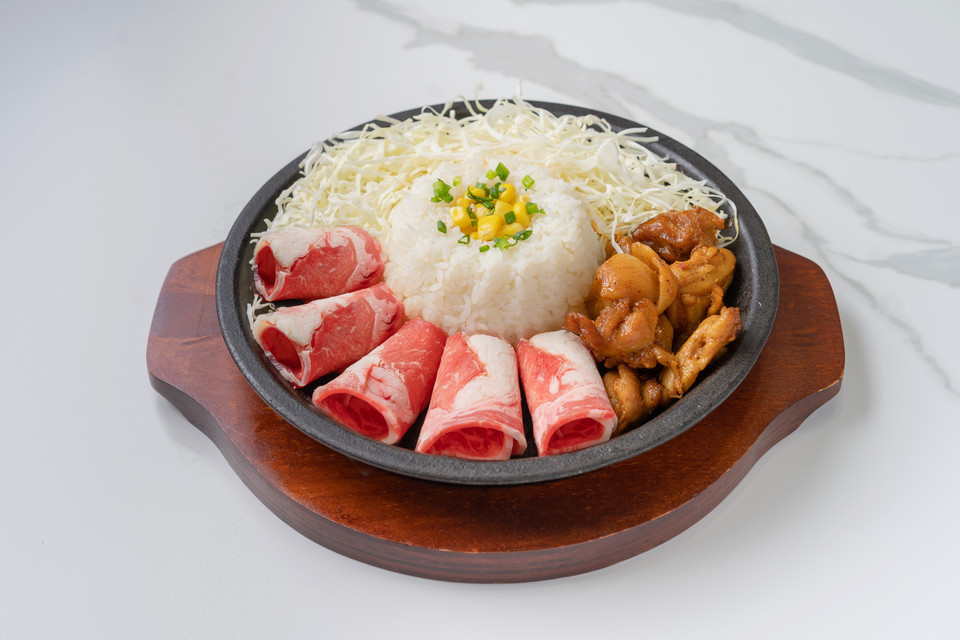 鸡牛双拼铁板饭图片