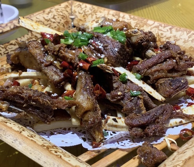 粉蒸肉酱香大肘子推荐菜:福至尊鱼羊馆位于上饶市鄱阳县鄱阳镇世纪