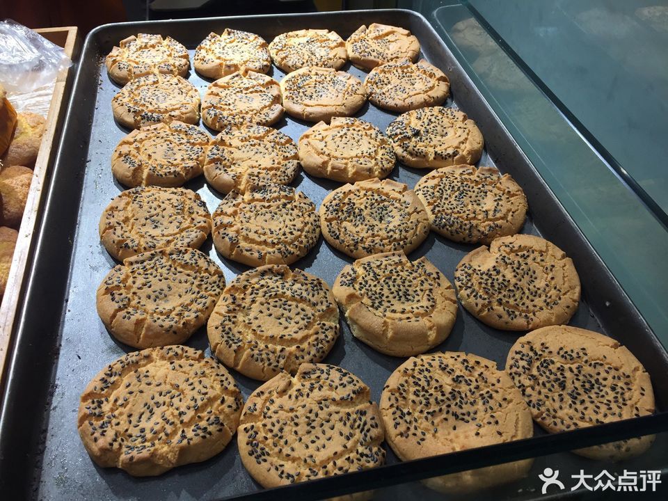 推荐菜:桃酥大王位于青岛市崂山区秦岭路18号丽达购物中心西门