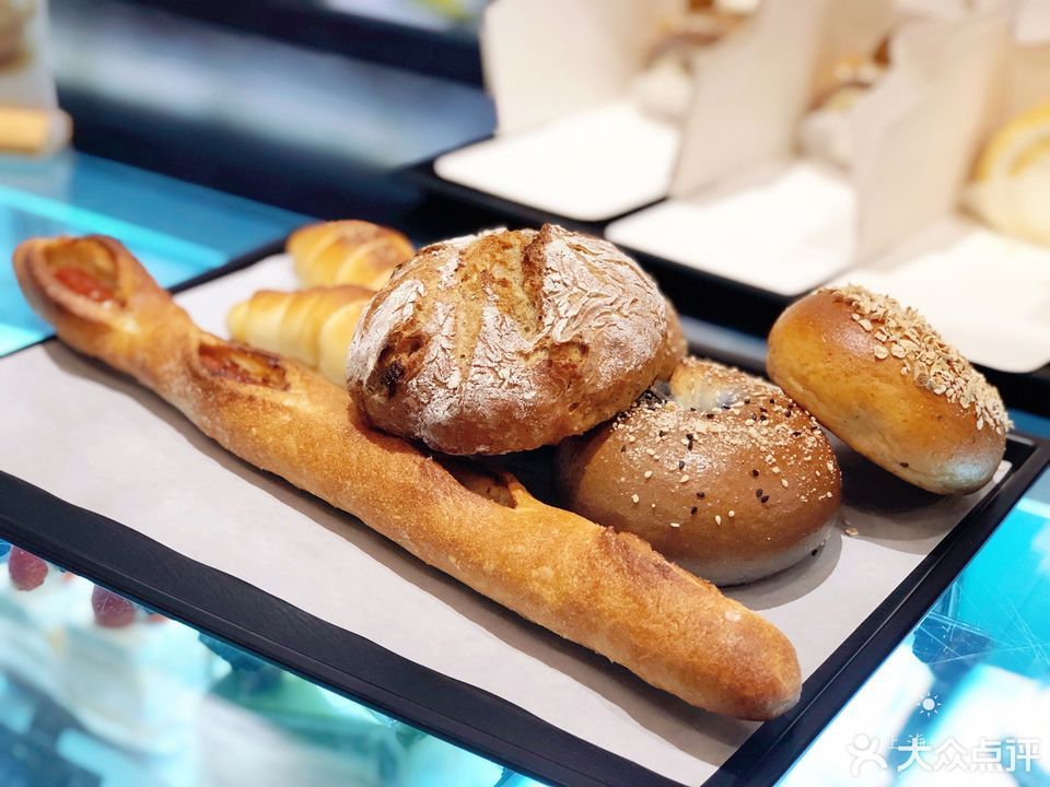 乳酪贝果推荐菜:fascino bakery(万象城店)位于上海市闵行区吴中路