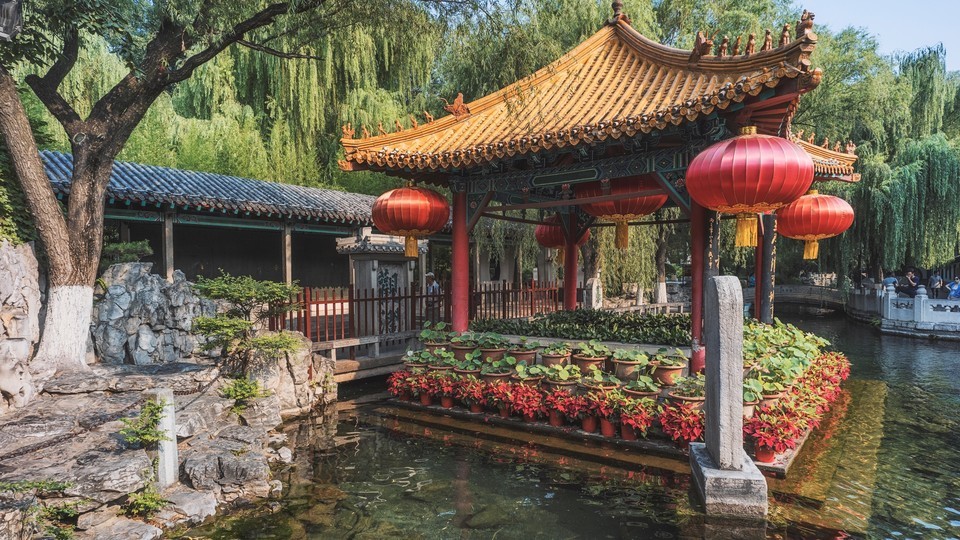 > 趵突泉观澜亭