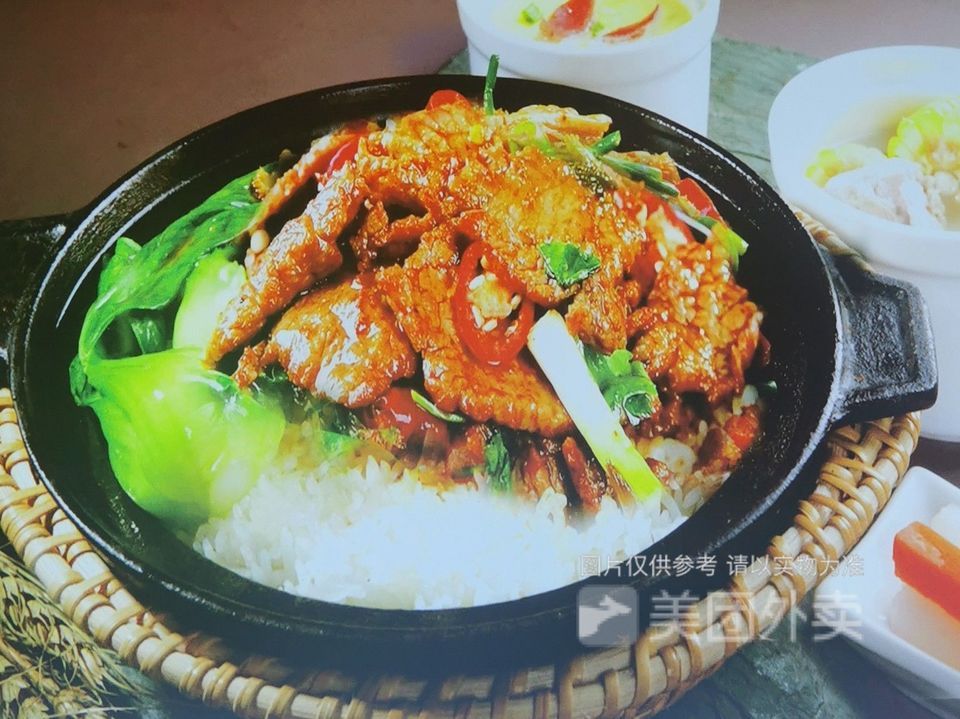 香辣牛肉砂锅饭图片