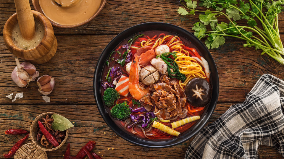 汤火功夫麻辣烫(中央大道店)位于大连市沙河口区中央大道长兴里小吃街