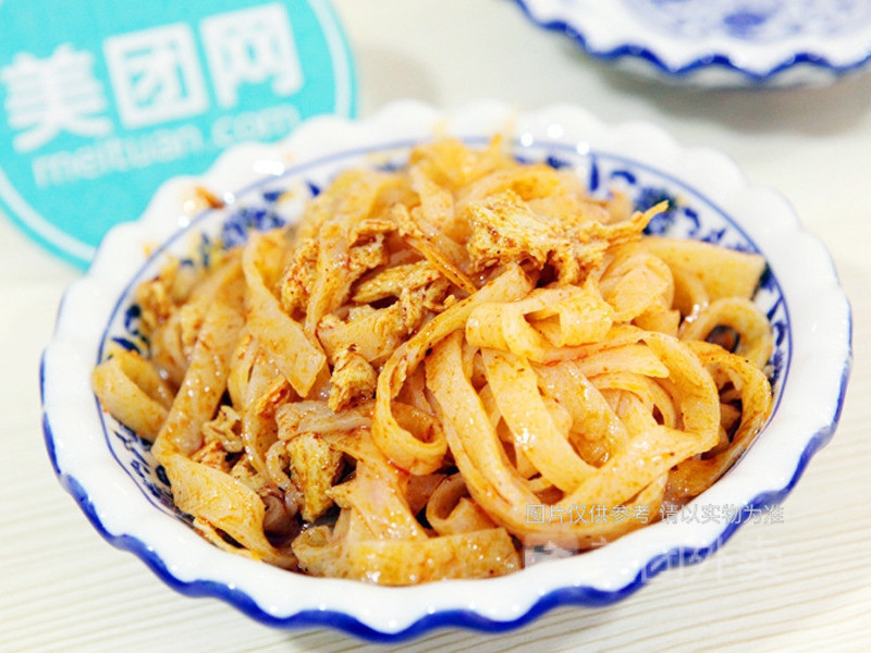 凉皮牛筋面推荐菜:任阿姨手工凉皮店位于塔城地区乌苏市温州路湖畔