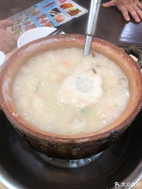 怡興美食城(大嶺山橫鎮西路店)位於東莞市大嶺山鎮橫鎮西路與園山街