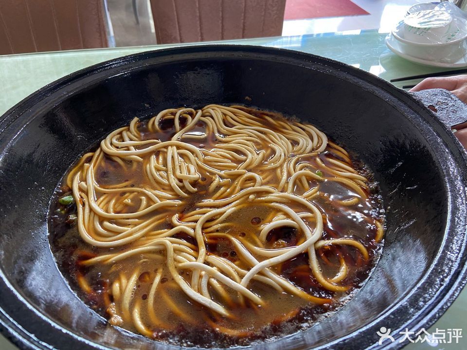 牛肉豆角铁锅焖面图片