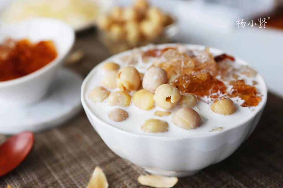 雪燕桃胶莲子银耳牛奶图片