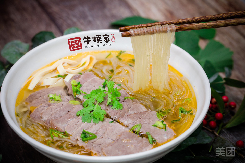 油酥烧饼招牌牛肉粉丝汤推荐菜:牛犊家·胡氏淮南牛肉汤(莫城店)位于