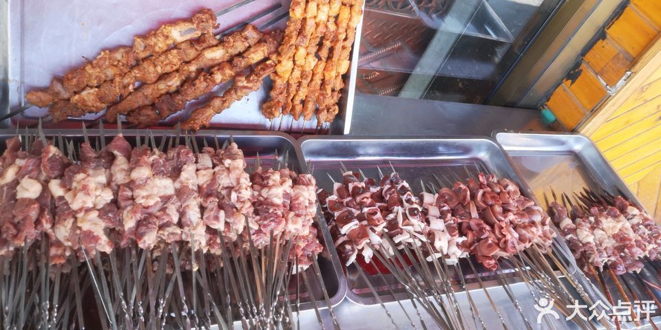 烤肉馕坑肉推荐菜:哈力买买提烤肉店位于伊犁哈萨克自治州伊宁市公园