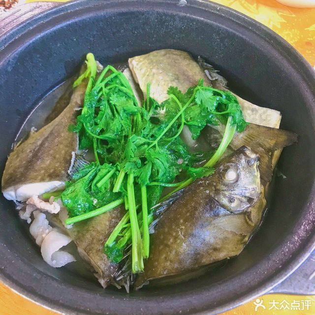 杂菜煲姜葱牛肉煲推荐菜:明记天然鱼仔汤(海头店)位于湛江市霞山区椹