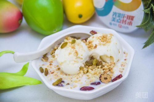 椰奶清补凉推荐菜:三个椰子位于襄阳市樊城区长虹路民发广场二楼