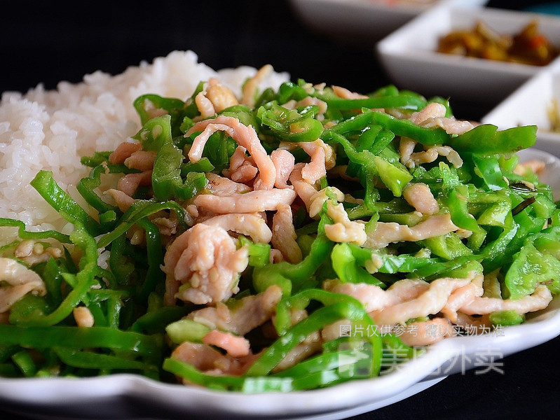 青椒香干肉丝盖浇饭图片