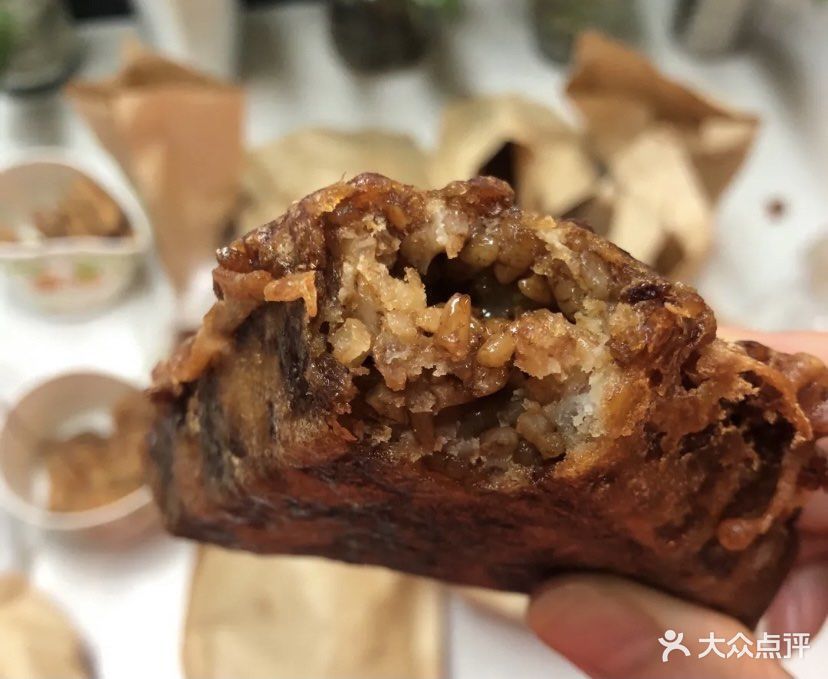 面拖大排萝卜丝饼推荐菜:老苏州小吃位于苏州市劳动路217美食街