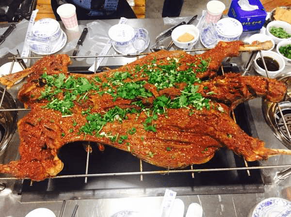 推荐菜:好兆头烤全羊位于重庆市九龙坡区盘金路盘龙