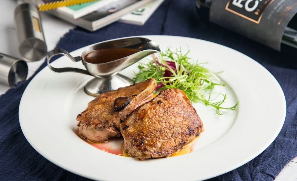 法式煎鹅肝配黑松露汁图片