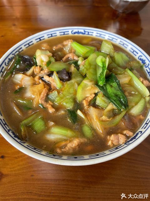 現炒肉絲蔬菜拌麵推薦菜:青城麵館(遙觀店)位於常州市武進區臨津路與