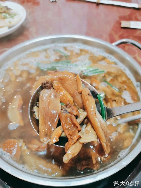 有间食坊位于遵义市道真仡佬族苗族自治县鱼泉路推荐菜:尖椒鸡大脚菇