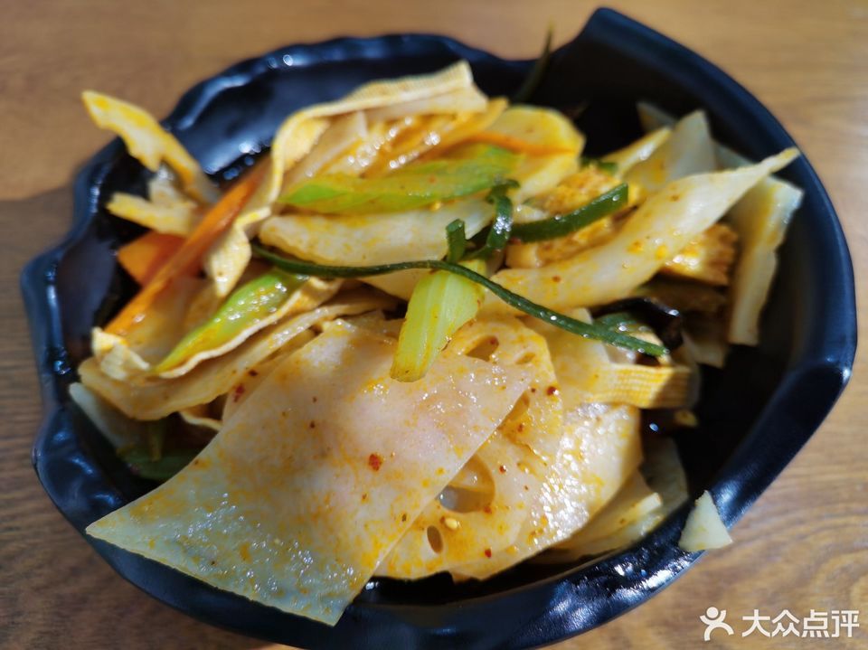 绝味凉皮虎皮鸡爪推荐菜:二毛洼绝味擀面皮(吕二狮店)位于榆林市榆阳