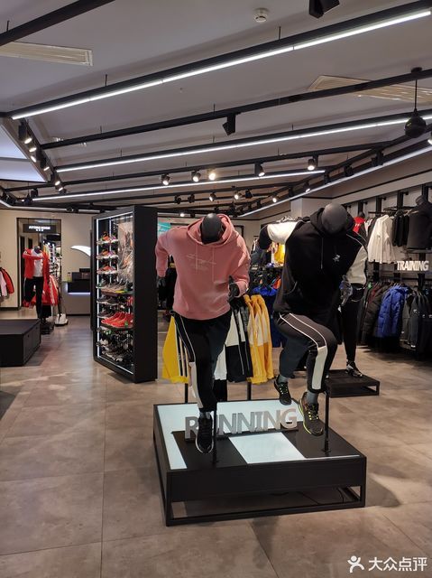 安踏品牌运动店