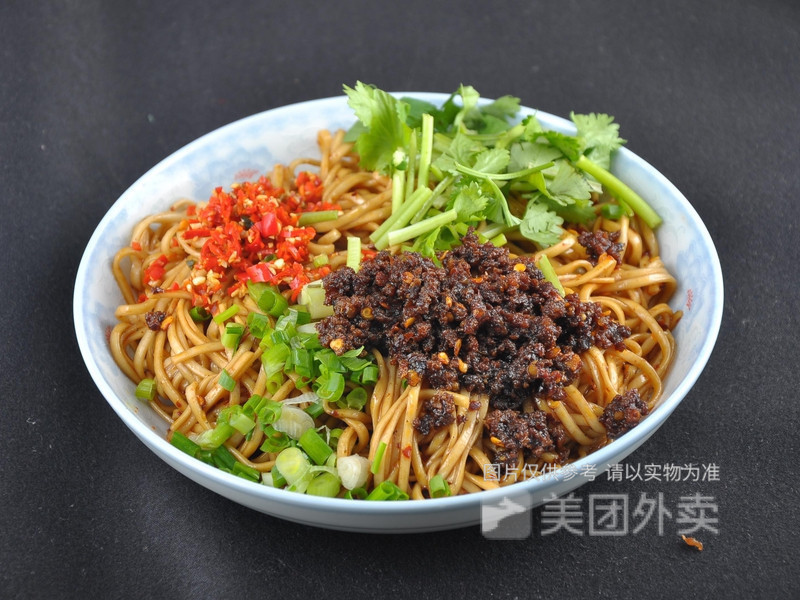 生椒牛肉面燃面推荐菜:来二两宜宾燃面位于成都市锦江区椿树街665号