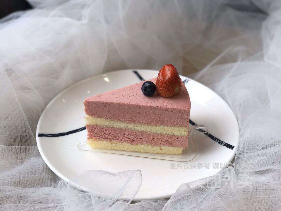 草莓蛋糕切块图片