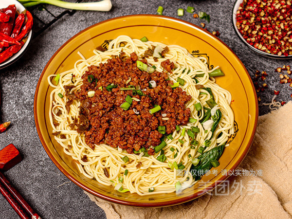 干拌杂酱面图片