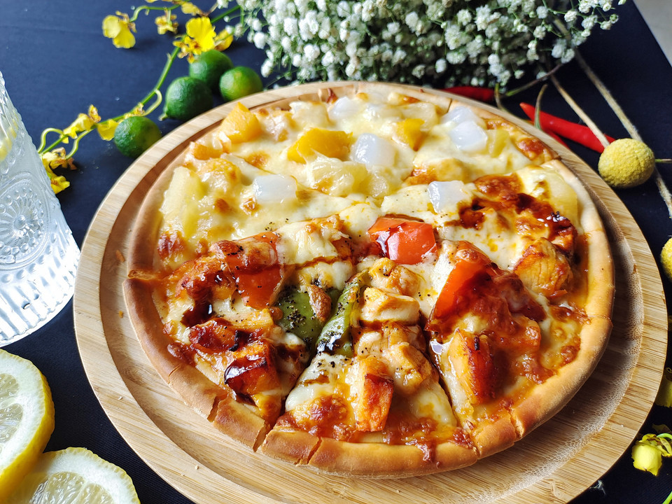 水果奥尔良双拼披萨推荐菜:仪式纪派对餐厅位于玉溪市红塔区气象路与