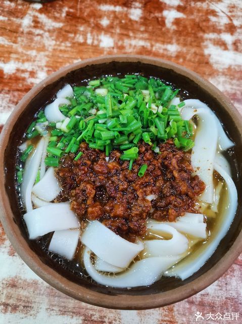 牛肉手工米粉推荐菜:沙市梅台巷手工米粉馆位于荆州市北京中路与梅台