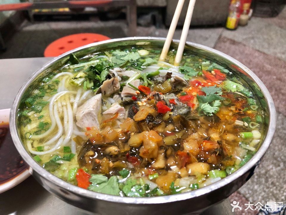 楚雄彝族自治州 餐饮服务 餐馆 快餐 > 红河州建水烧烤土鸡米线