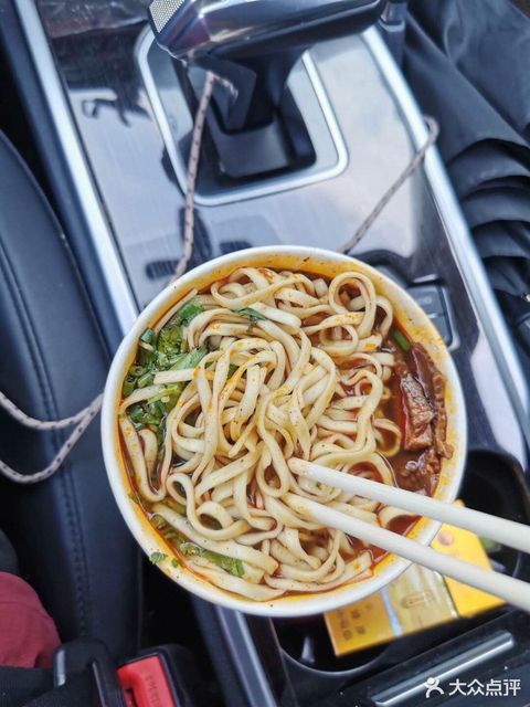 推荐菜:新农牛肉面(玫瑰街店)位于武汉市汉阳区玉龙路与银杏街交叉口