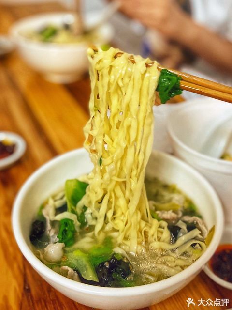 酥肉板筋面薄汤图片