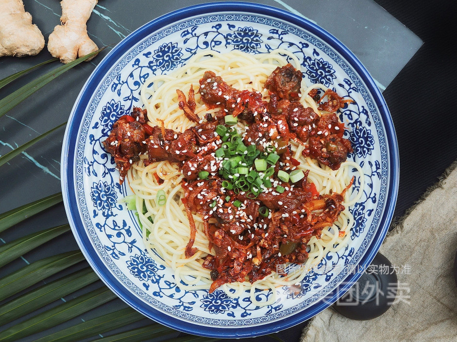 红烧牛肉米线酸菜肉丝干拌面推荐菜:火记嘿小面位于喀什地区喀什市多