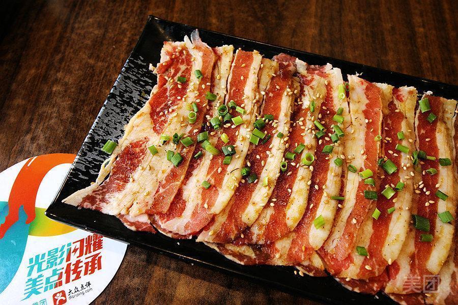烤好的秘制牛五花图片