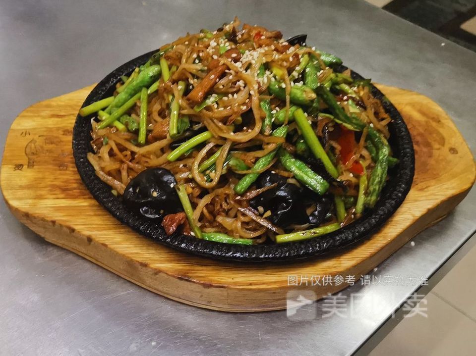 铁板豆角牛肉炒饼图片