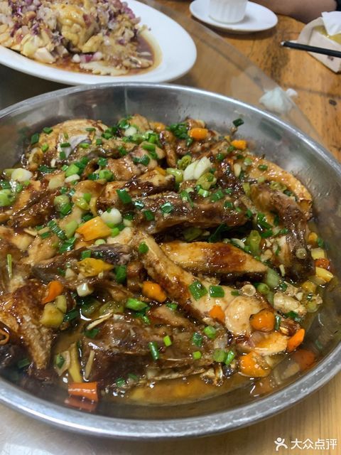 黄焖鱼大杂烩炒时蔬分类:餐馆;中餐;餐饮;地方菜;特色菜;特色/地方