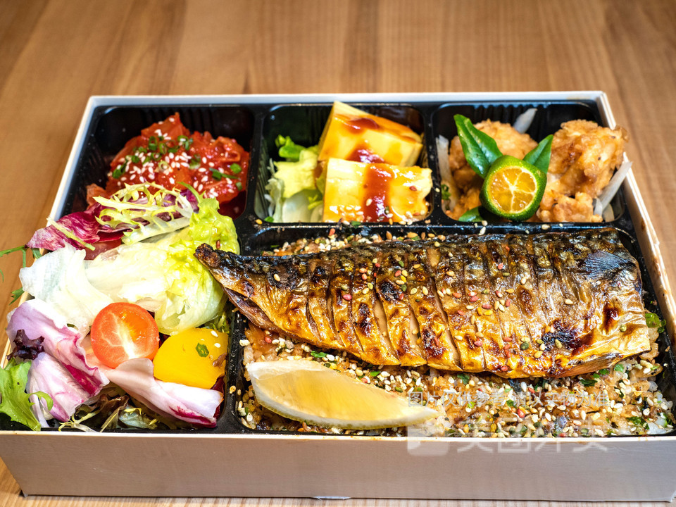 烤青花鱼便当图片