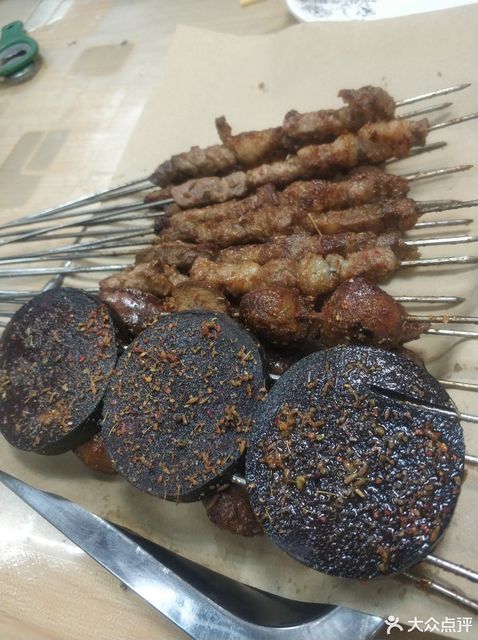 烤鸡架推荐菜:旺旺烧烤(沼潭西路店)位于包头市昆都仑区民族西路208号